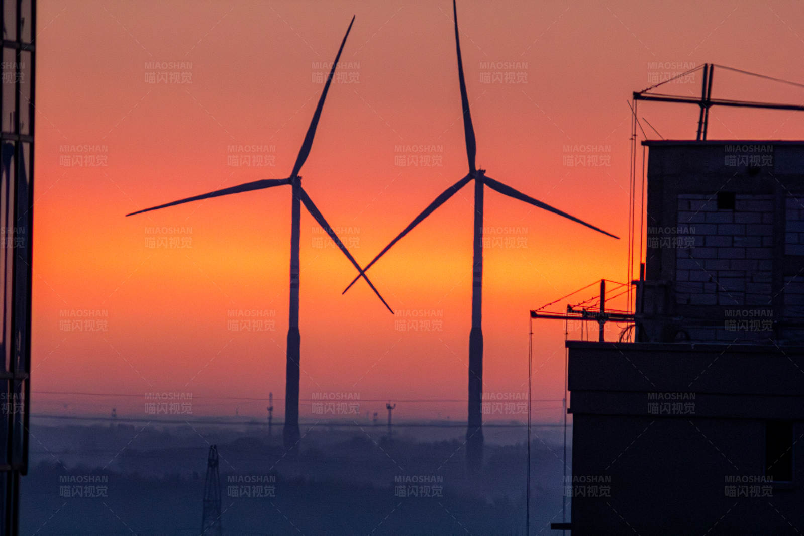 夕阳下的风车剪影图片
