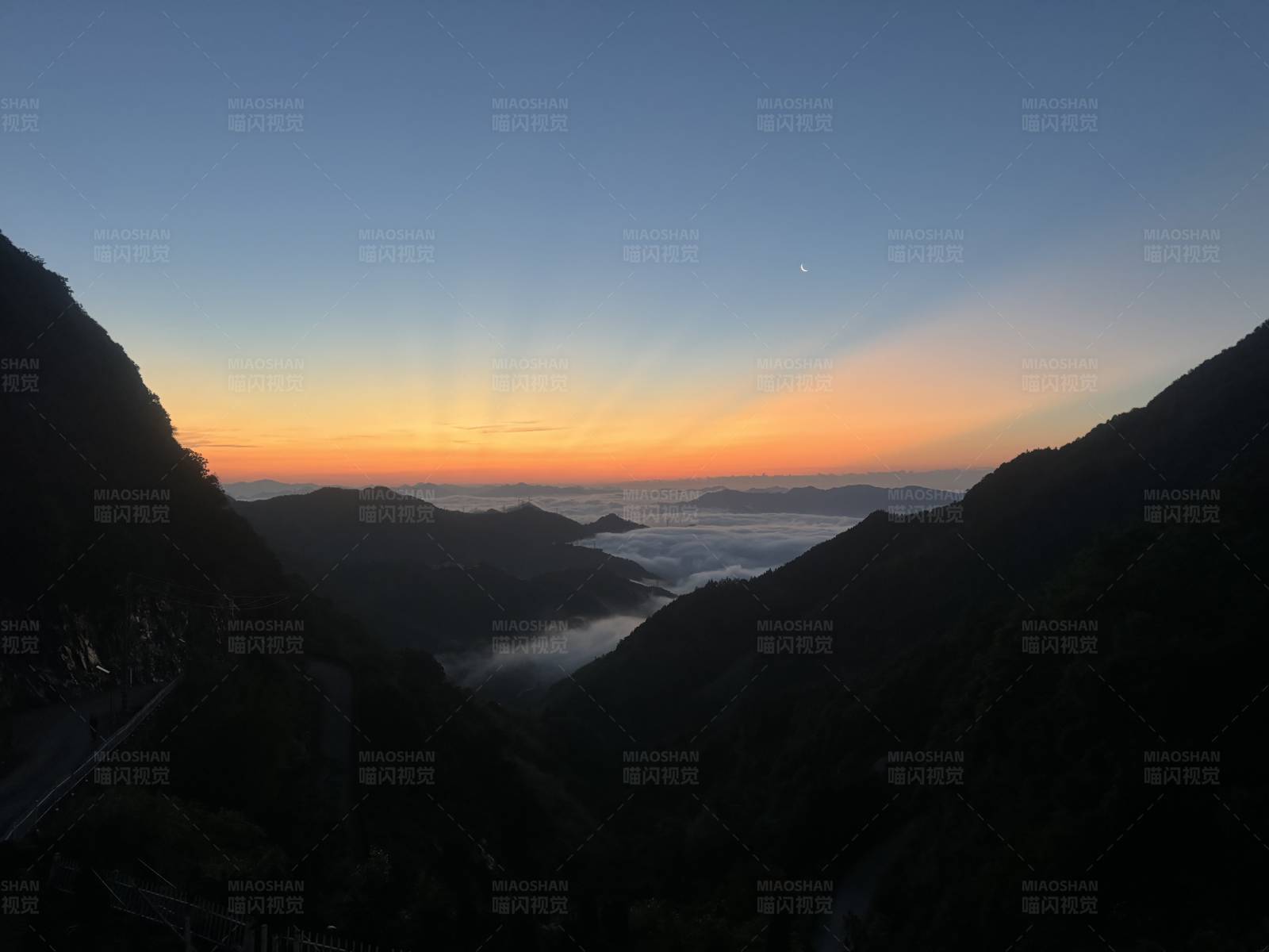 山谷日出云海图片