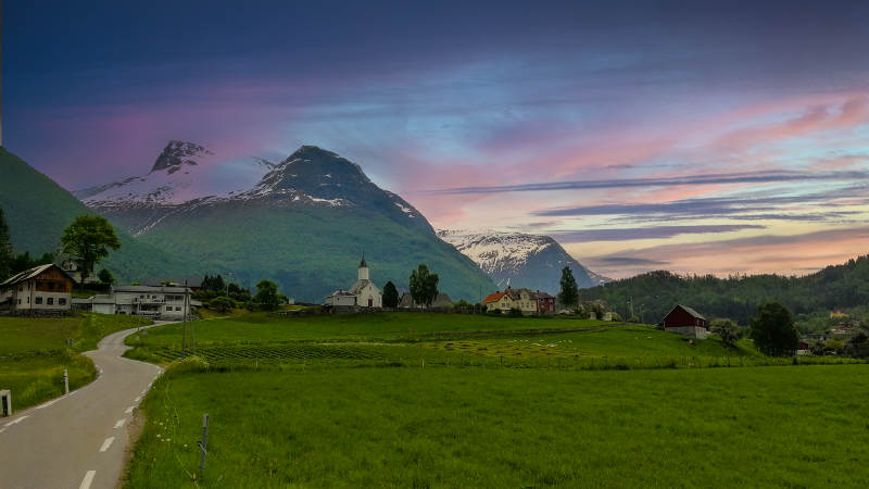 山间小镇的黄昏 (挪威)图片