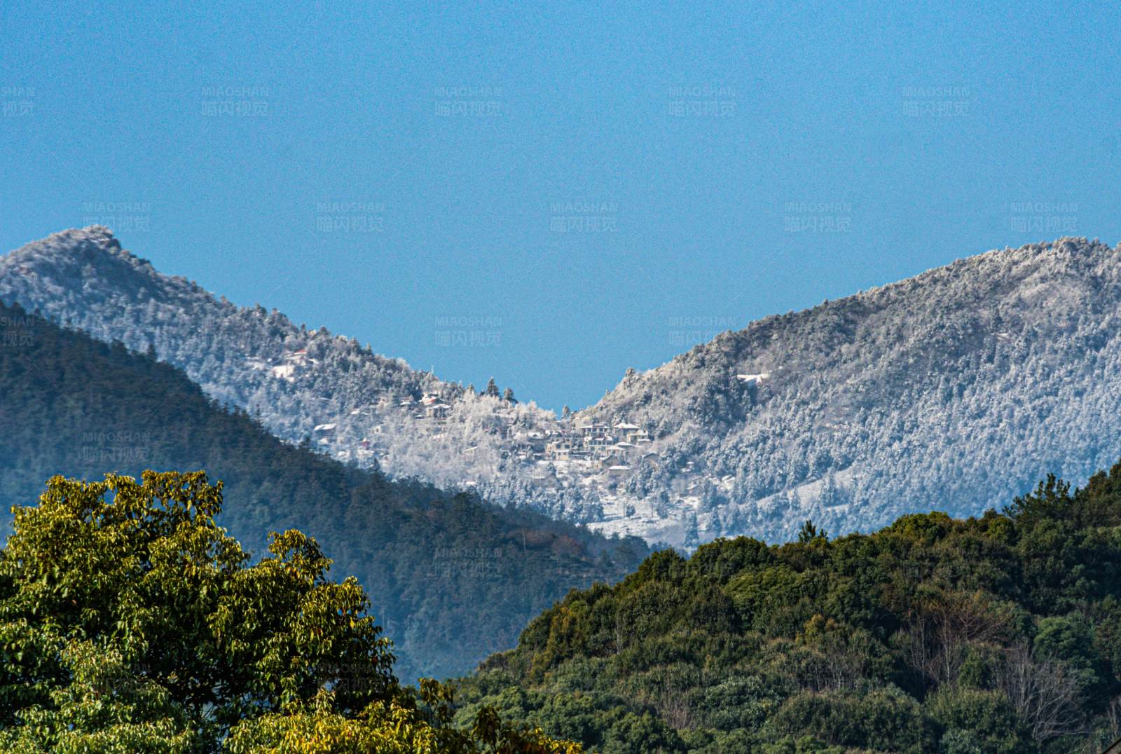 庐山雪覆青山图图片