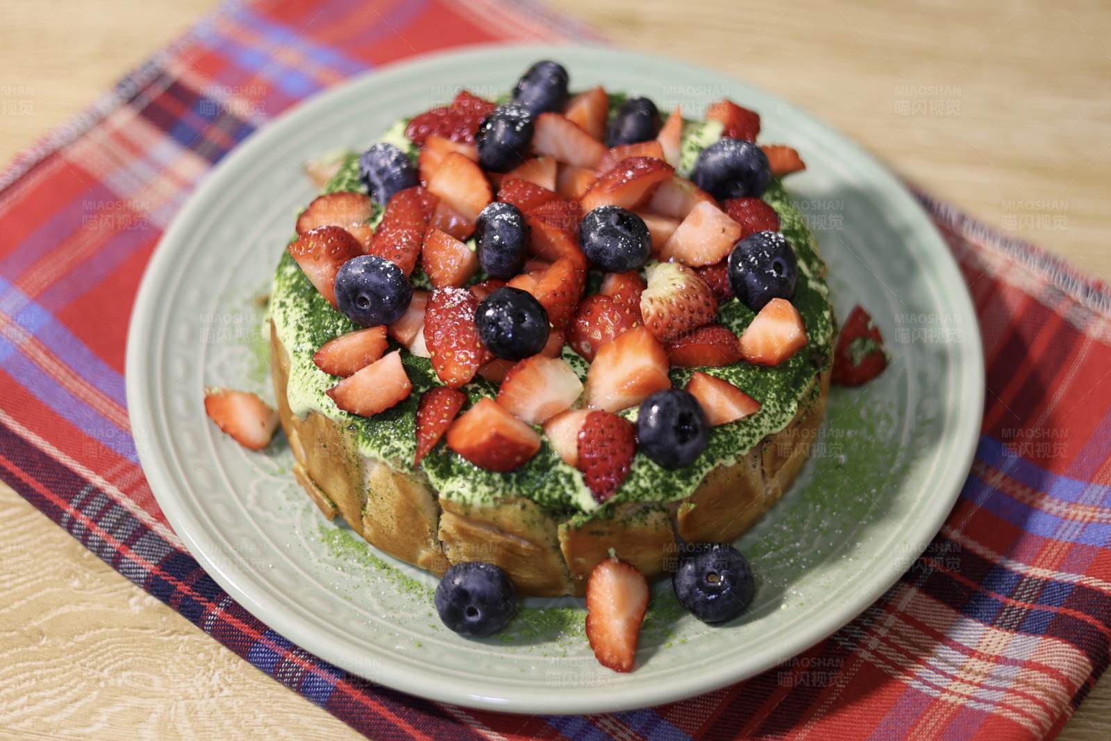 水果装饰的蛋糕图片