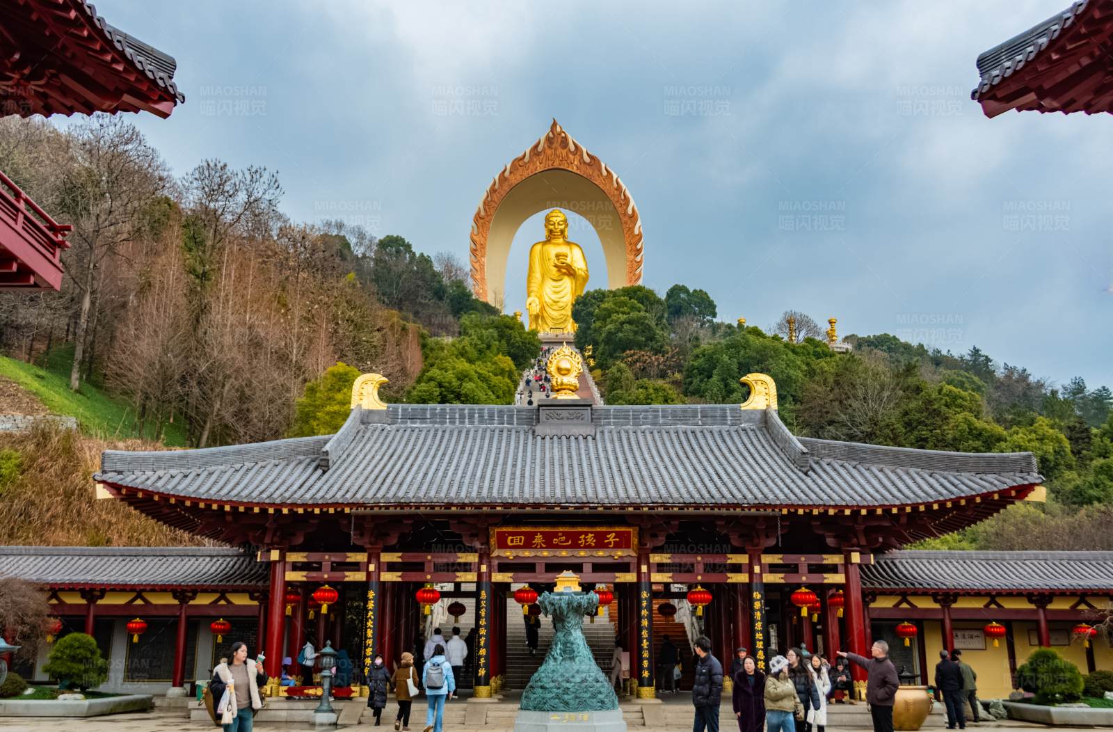 金佛寺前游客如织图片