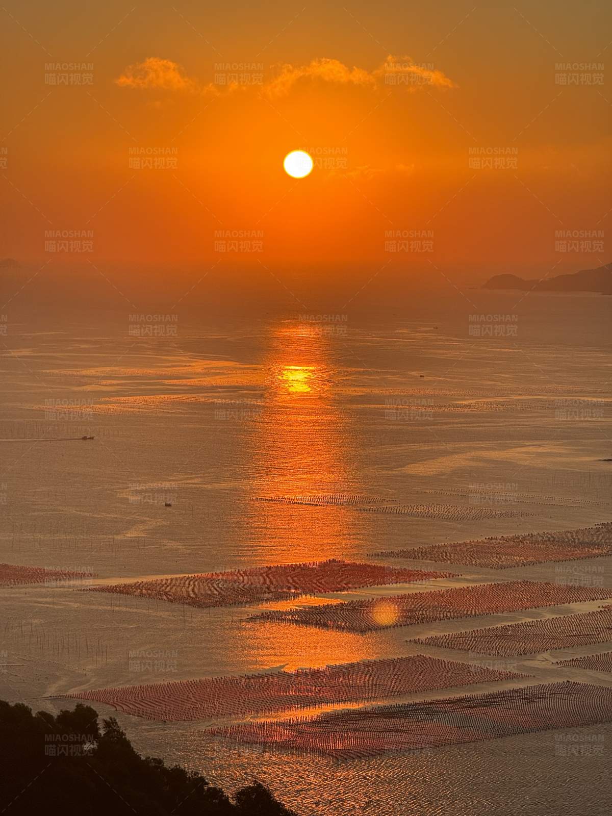 海上夕阳渔场美景图片