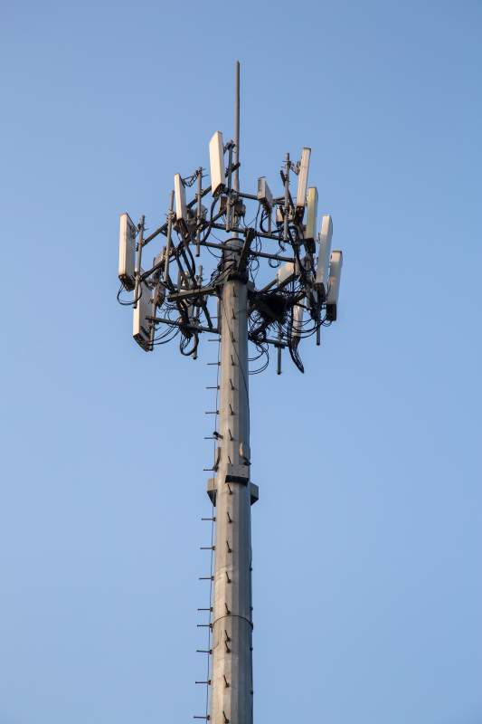 蓝天下的通信塔图片