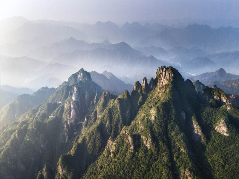 层峦叠嶂的三清山山峰景色图片