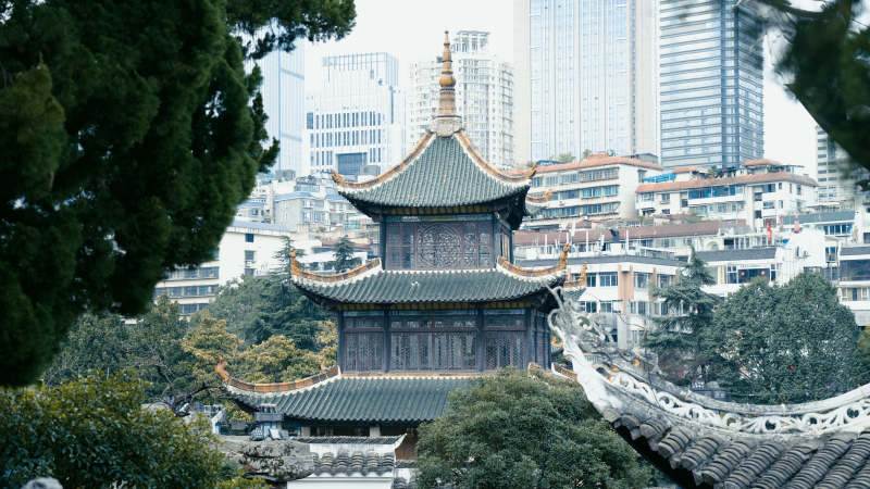 贵阳古塔与现代城市背景图片