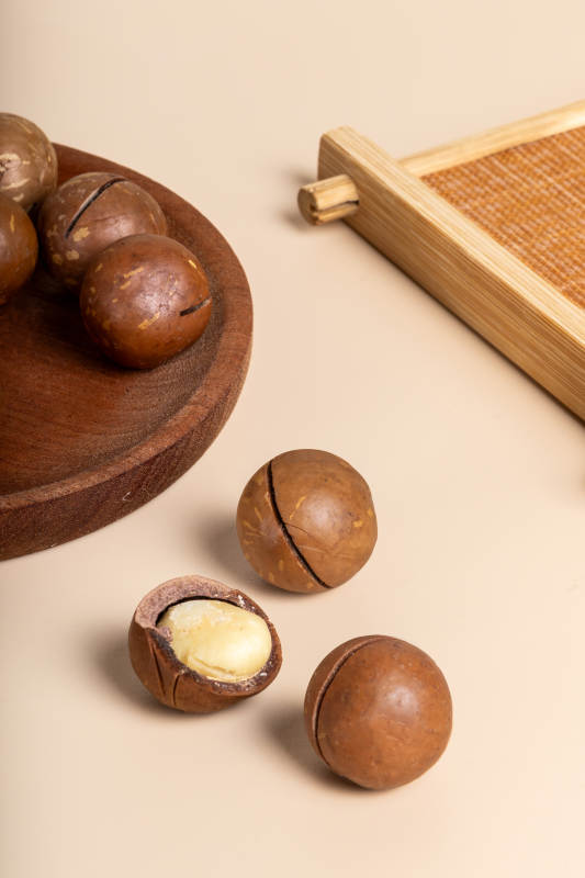 澳洲坚果与木盘图片