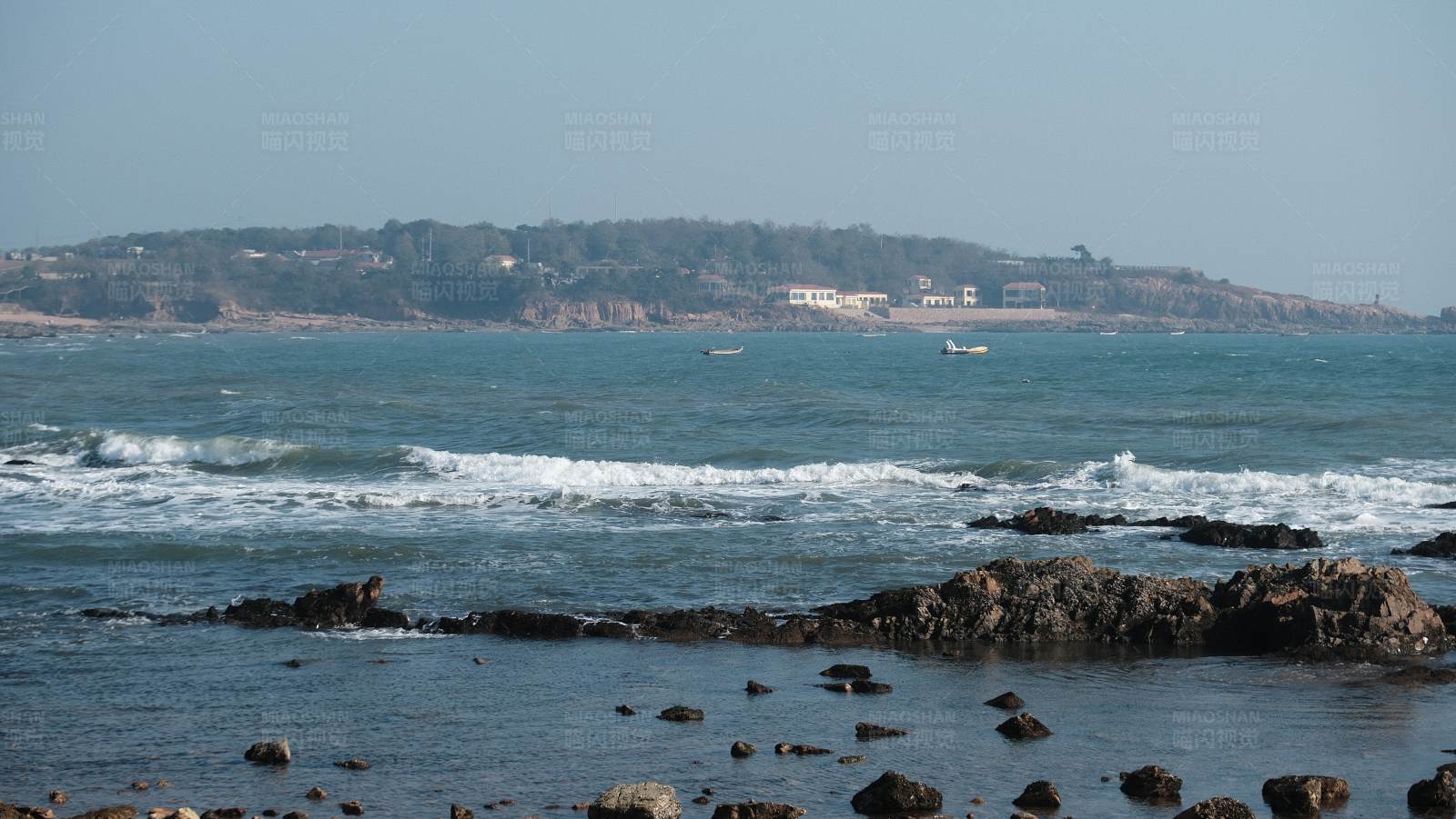海岸线上的宁静海景图片