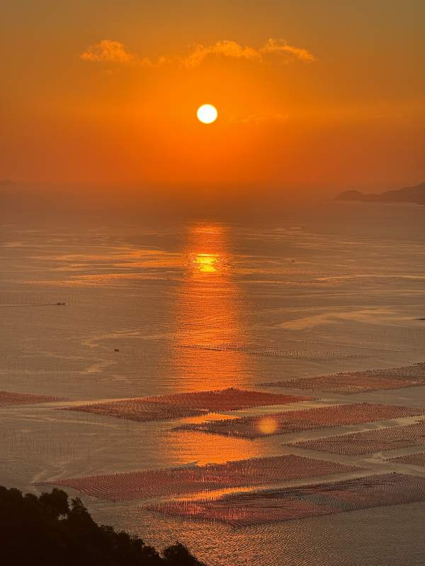 海上夕阳渔场美景图片
