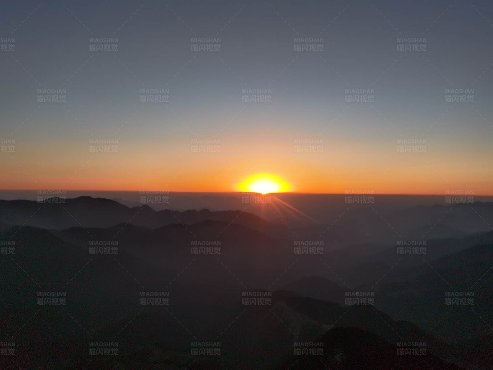 山巅日出图片