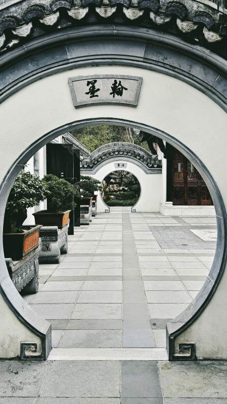 古典园林的圆形门洞图片
