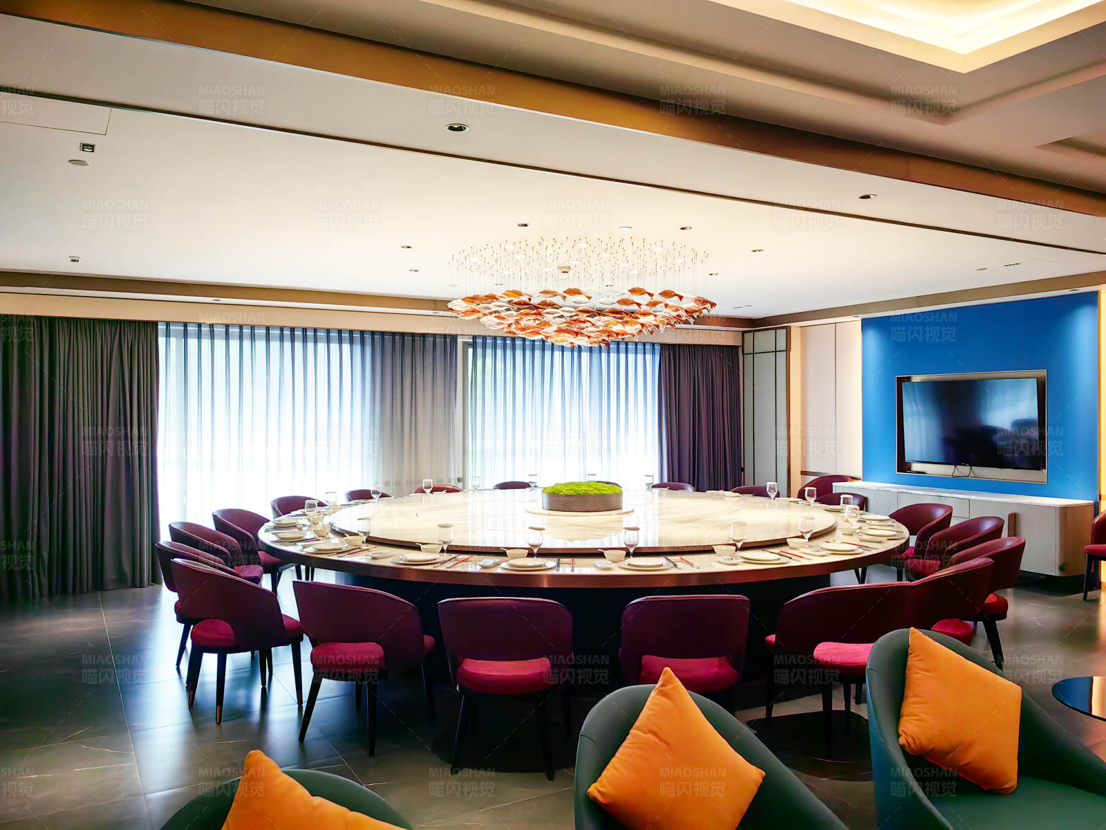 豪华圆形餐桌图片