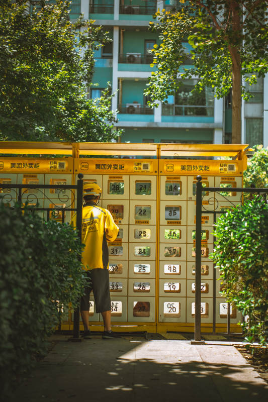 外卖员在智能柜前图片