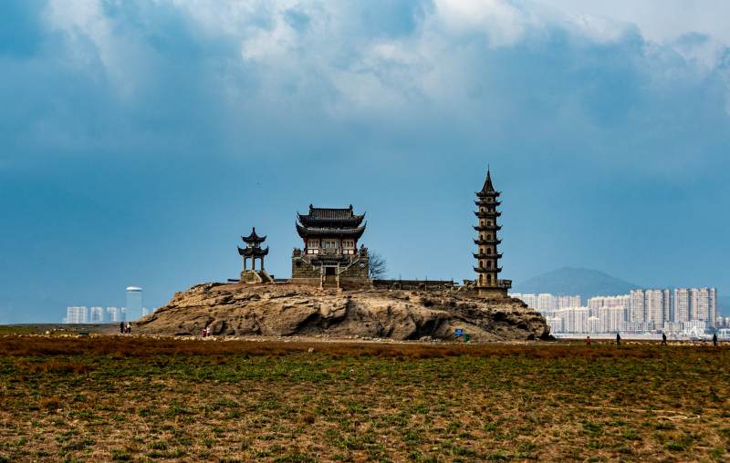 古塔与现代城市的对比图片