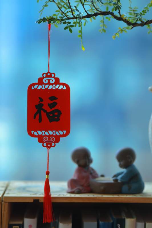 福字挂件与小和尚雕像图片