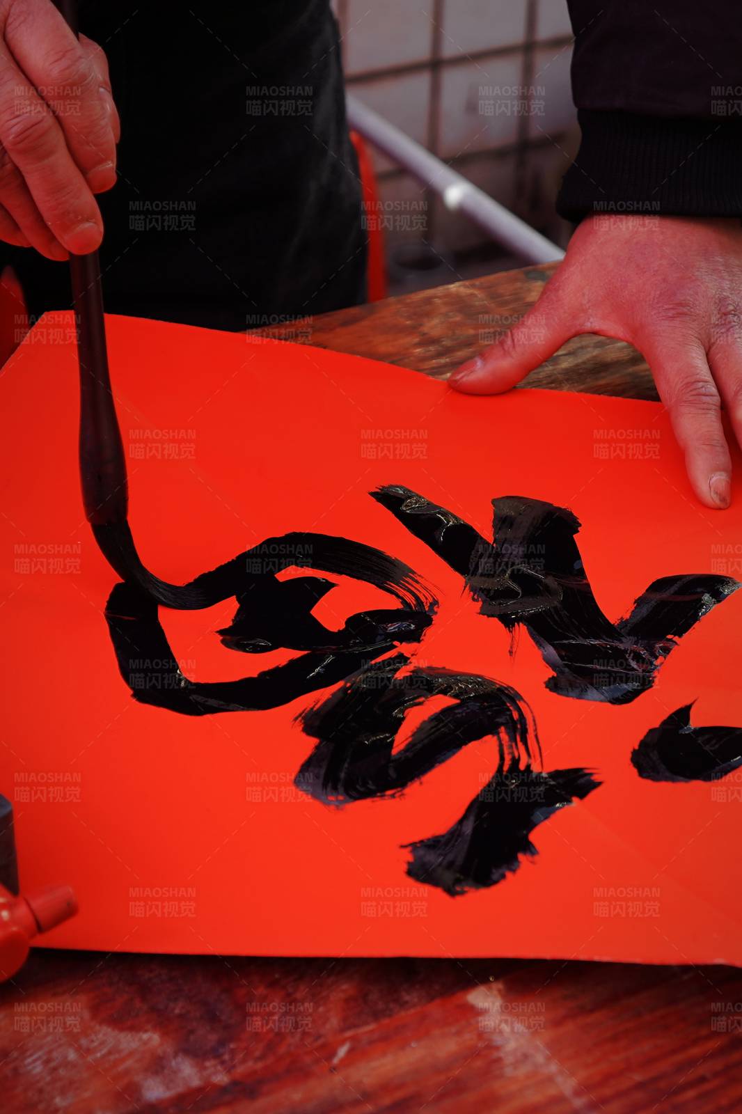 挥毫泼墨写春联图片