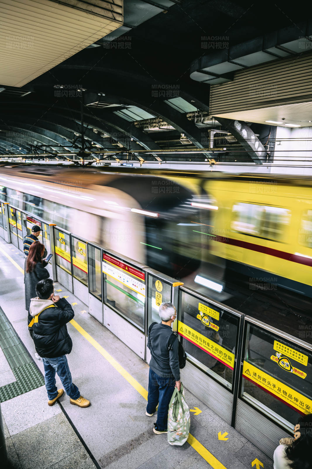 地铁站台候车瞬间图片