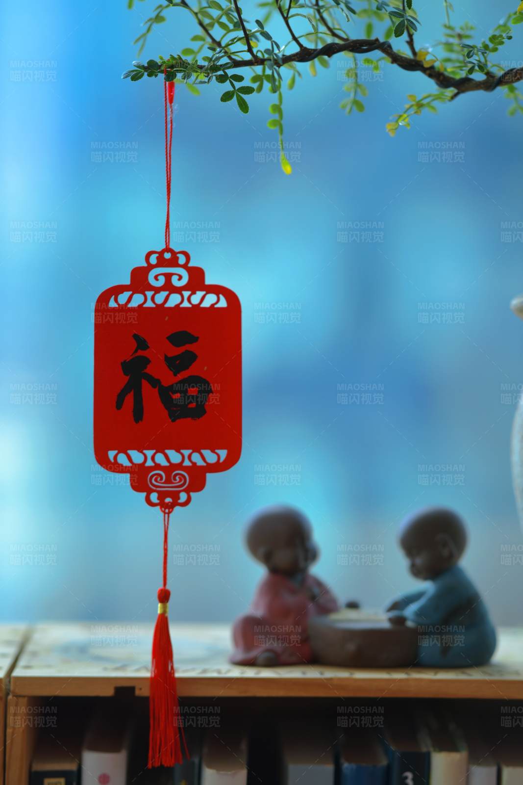 福字挂件与小和尚雕像图片