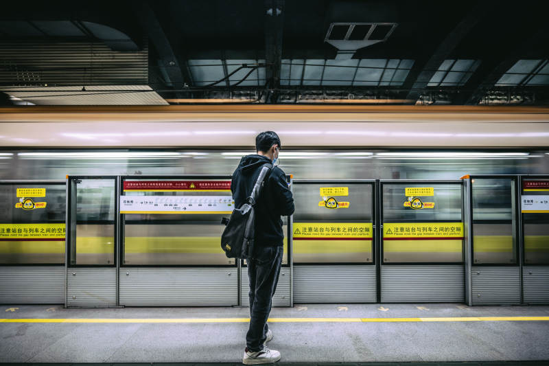 广州地铁站的孤独等待图片