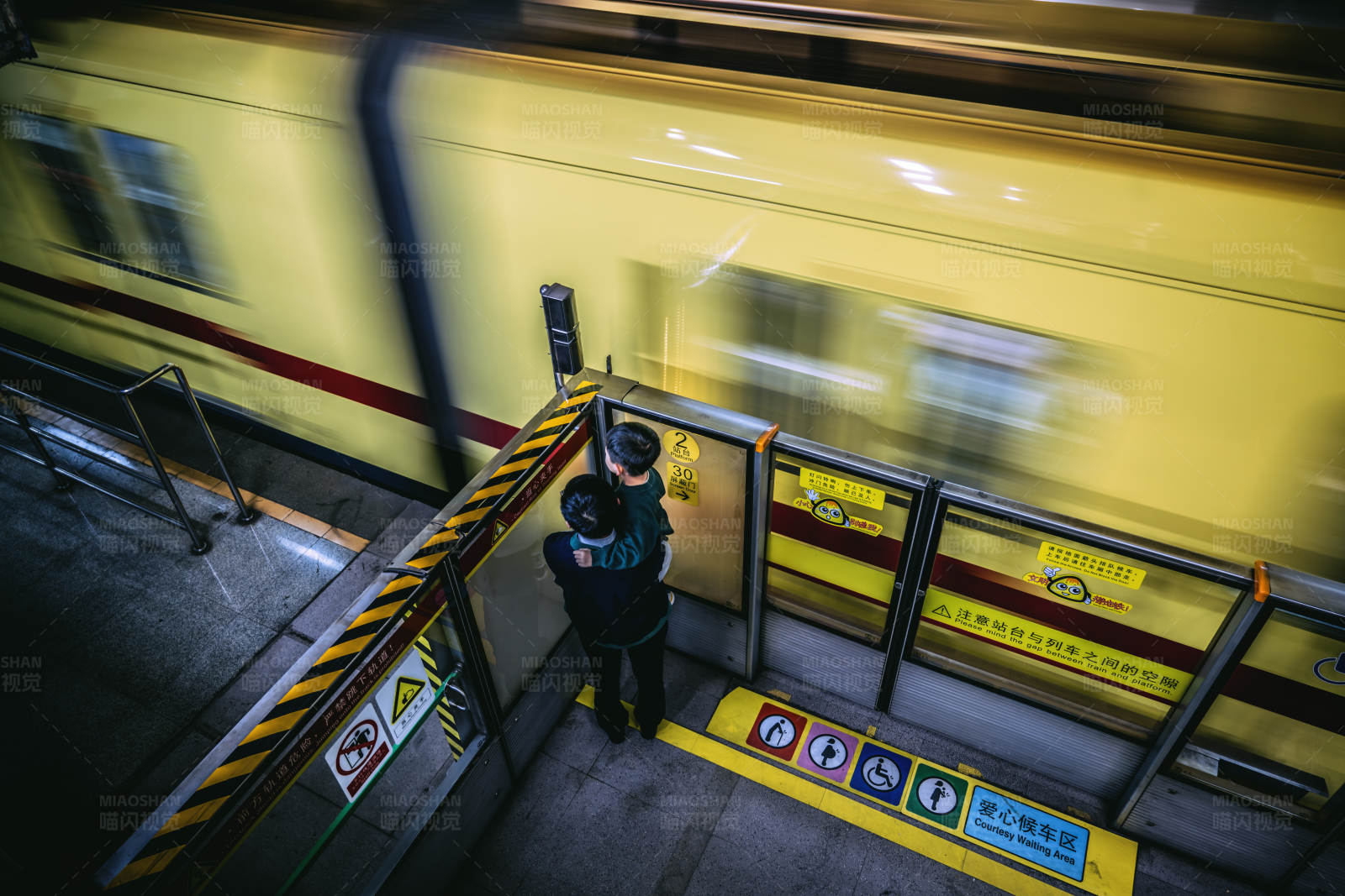 地铁站的匆匆过客图片