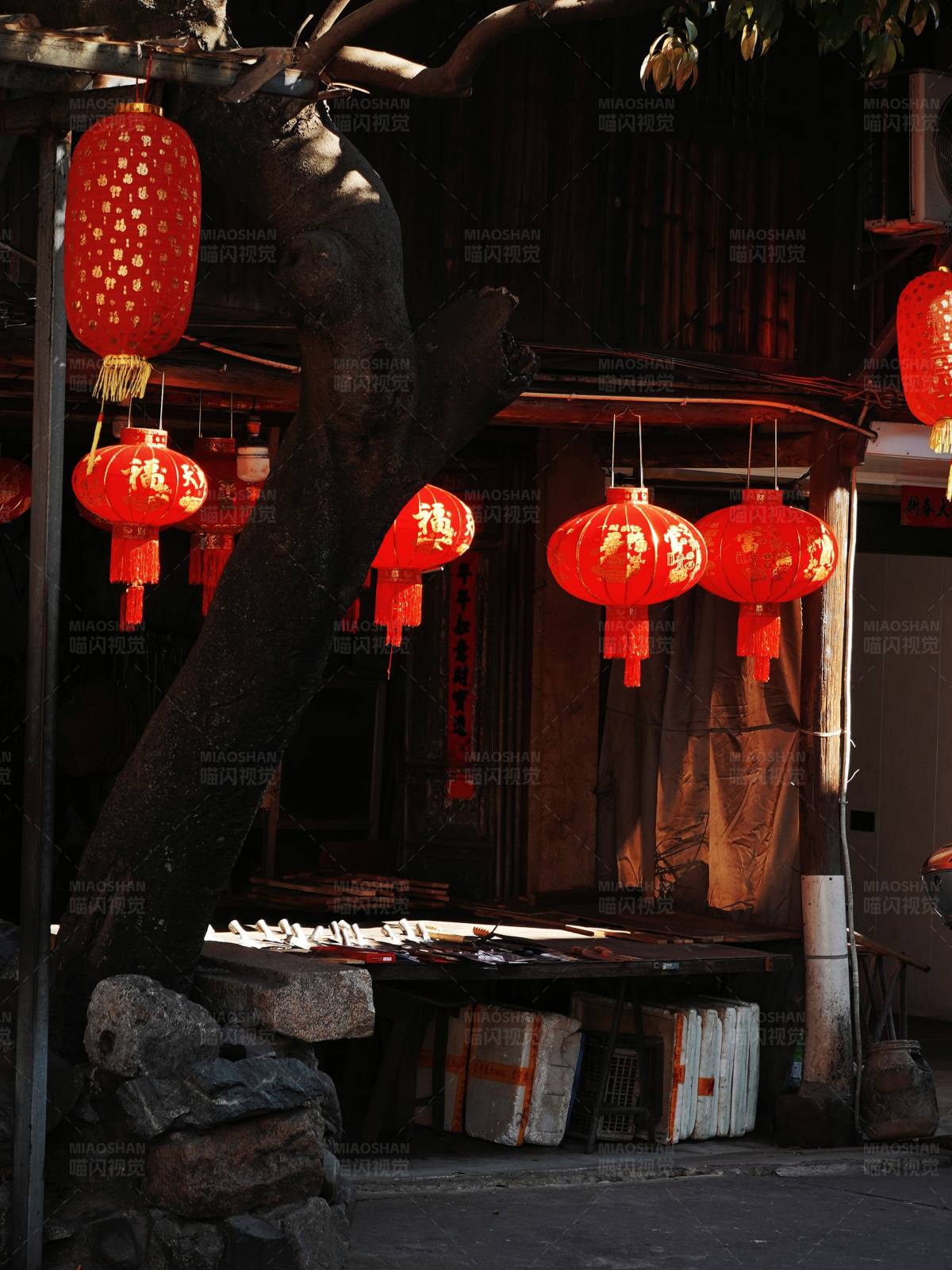 红灯笼下的古巷小店图片