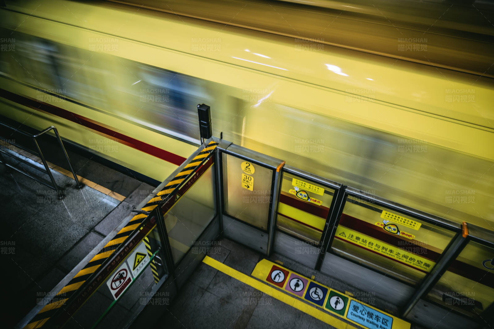 地铁站台的黄色列车图片