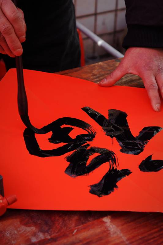 挥毫泼墨写春联图片