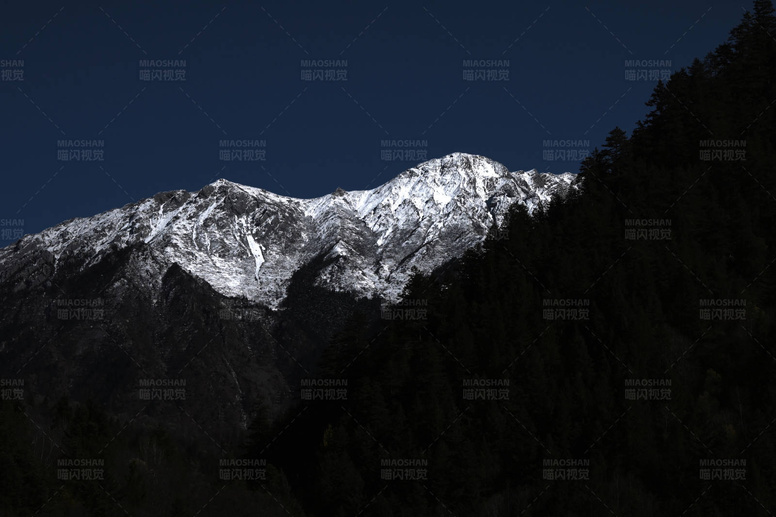 雪峰夜景图片