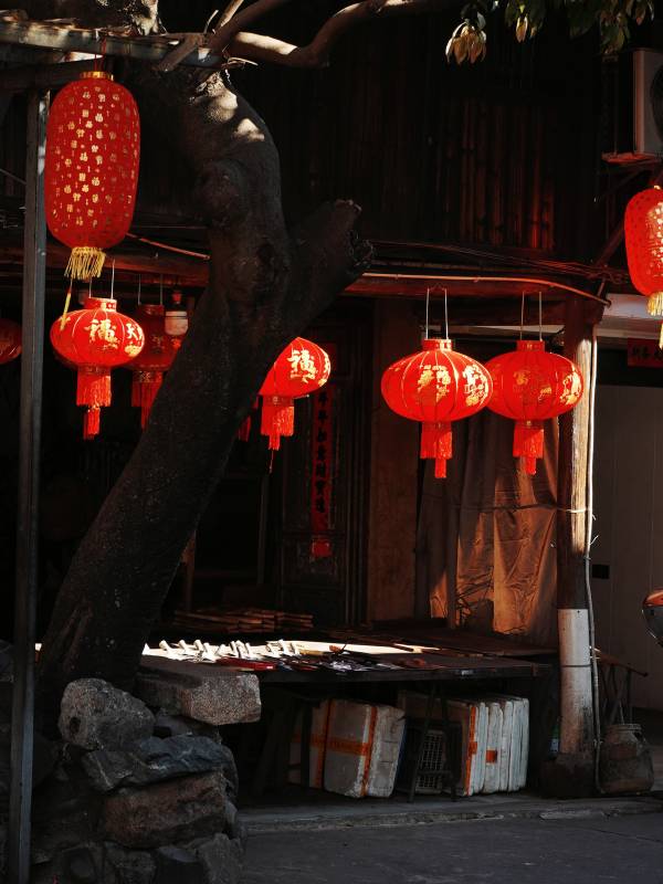 红灯笼下的古巷小店图片