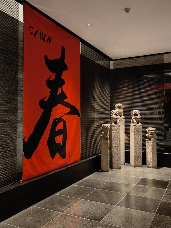 红色旗帜与石狮子雕像图片