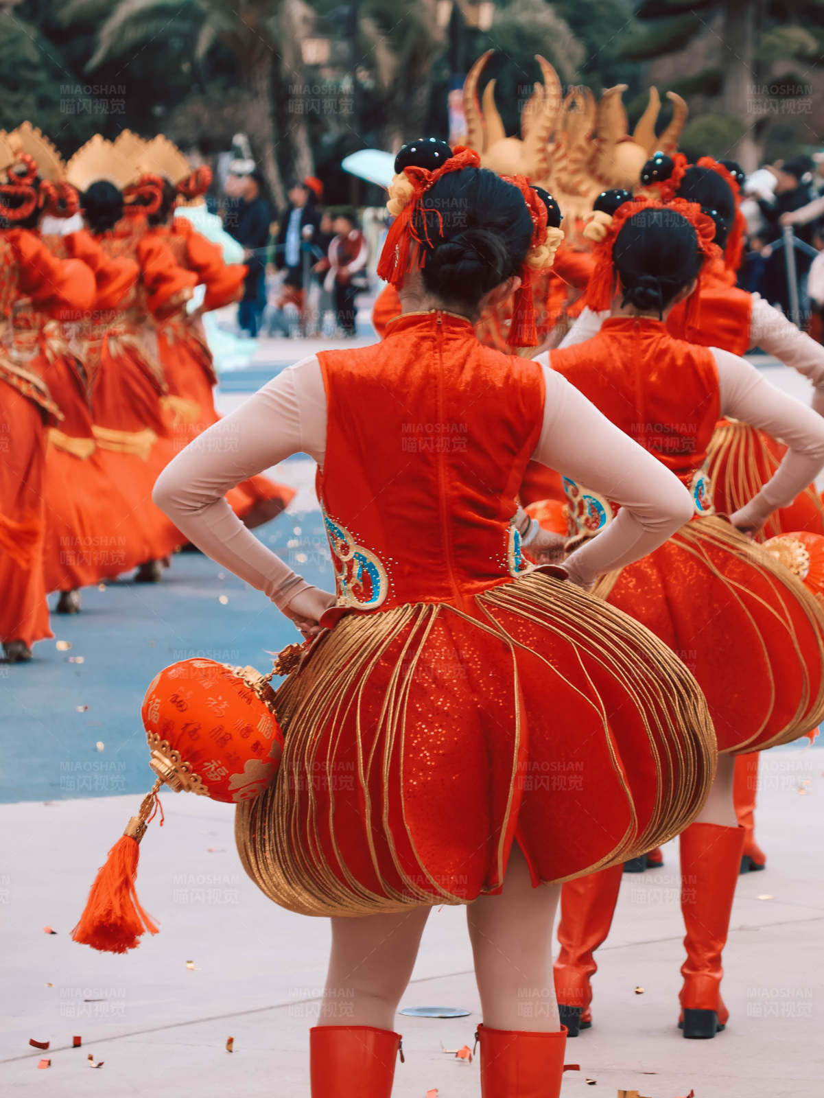 红色盛装舞者图片