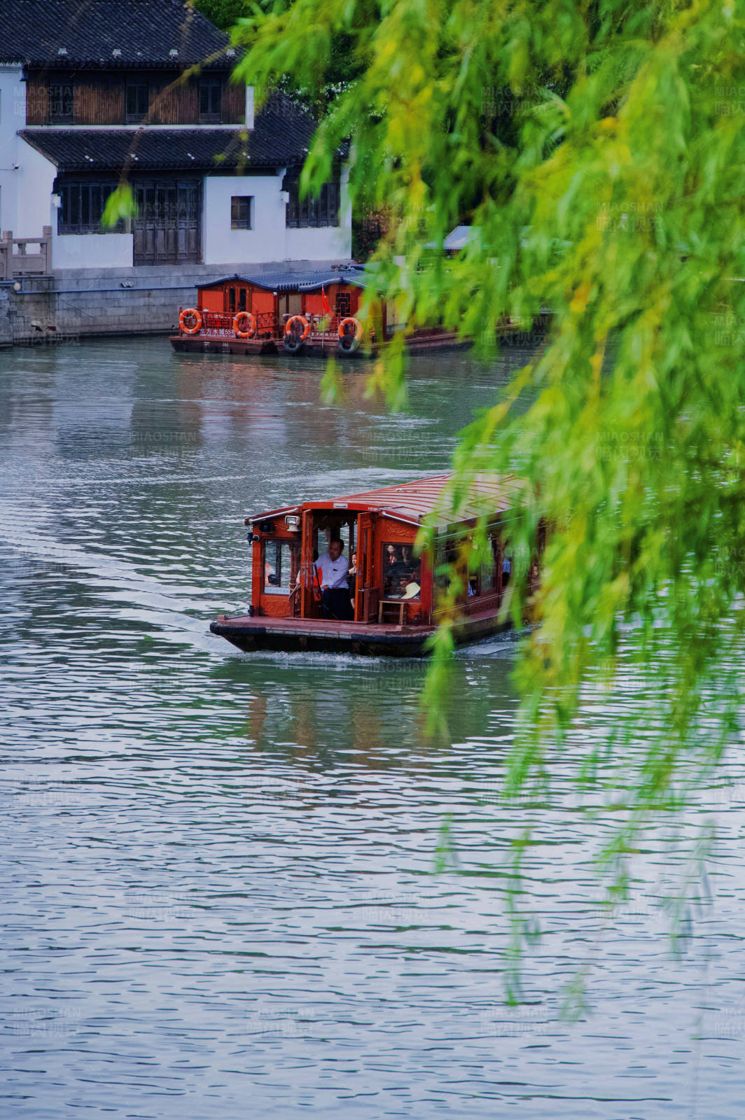 江南水乡游船图图片
