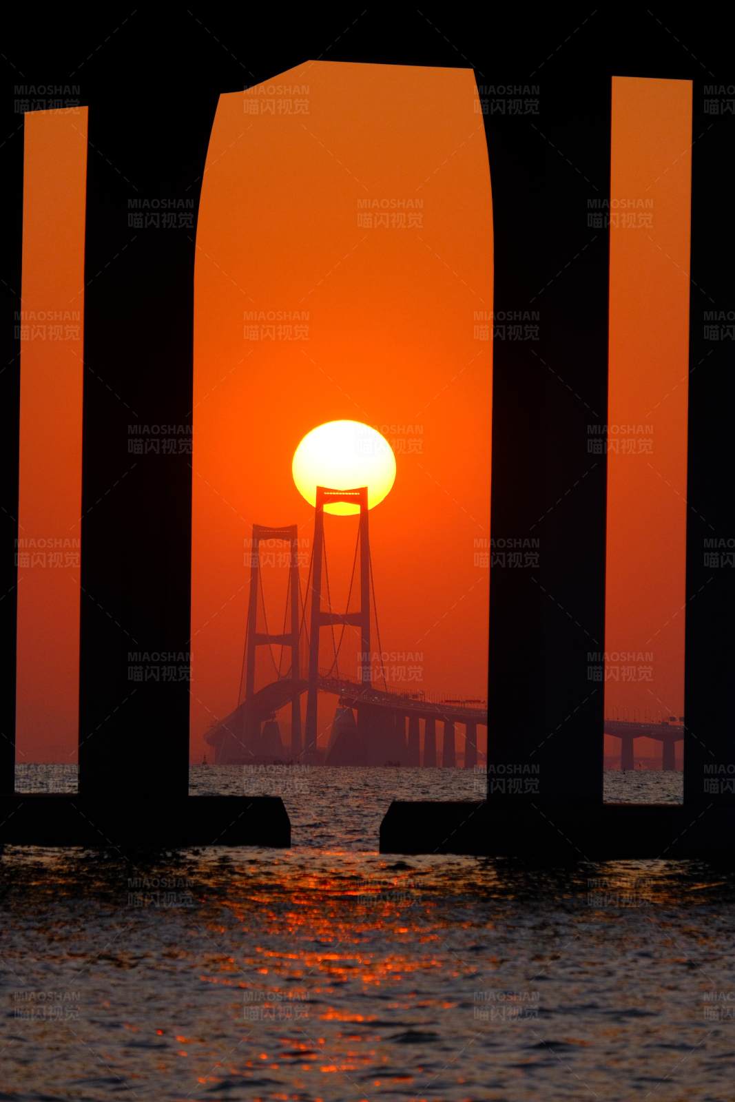 夕阳下的大桥剪影图片