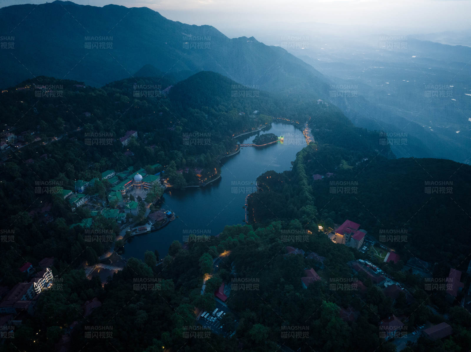 山间夜景湖畔小镇图片