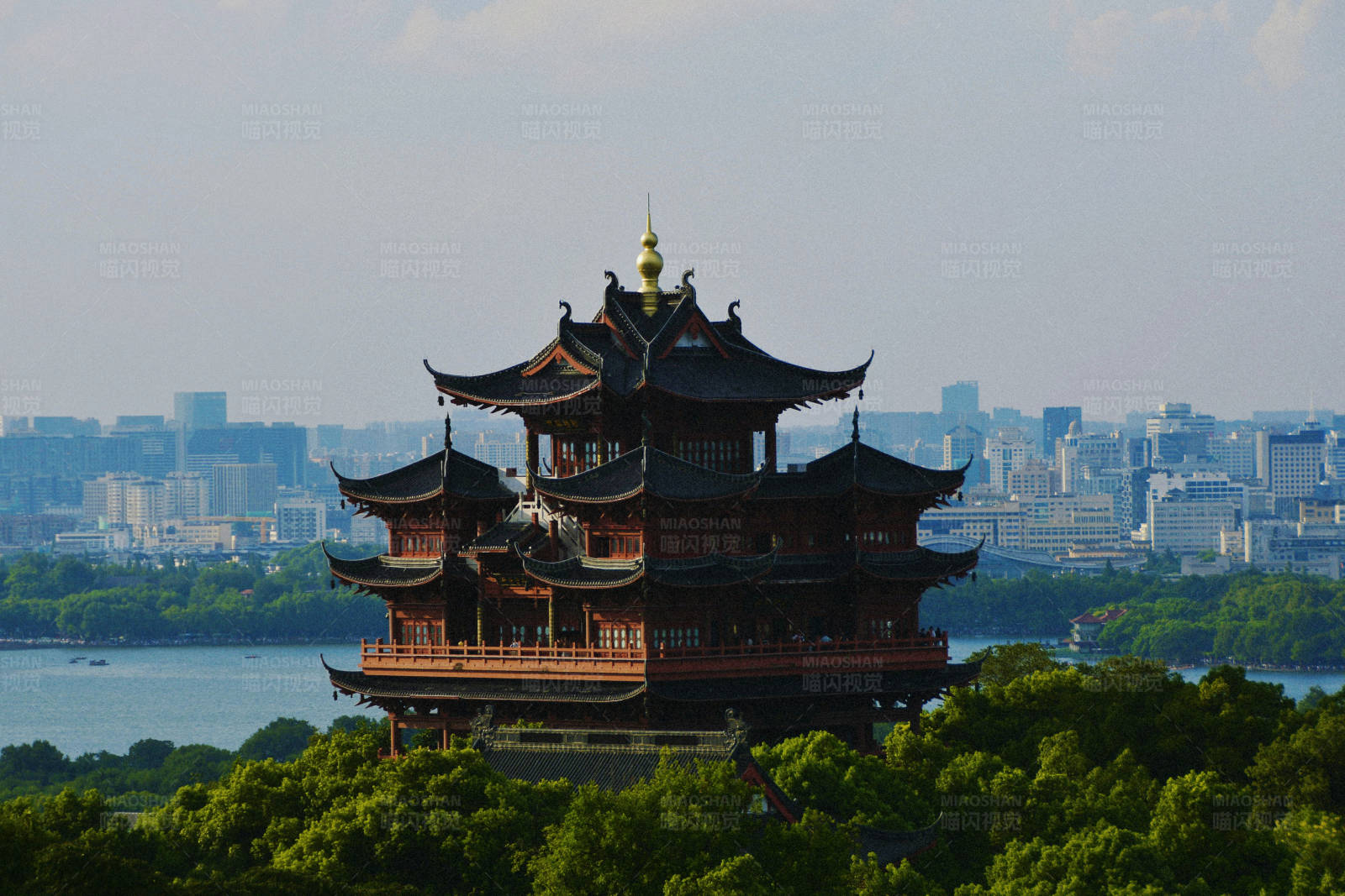 西湖边的城隍阁图片