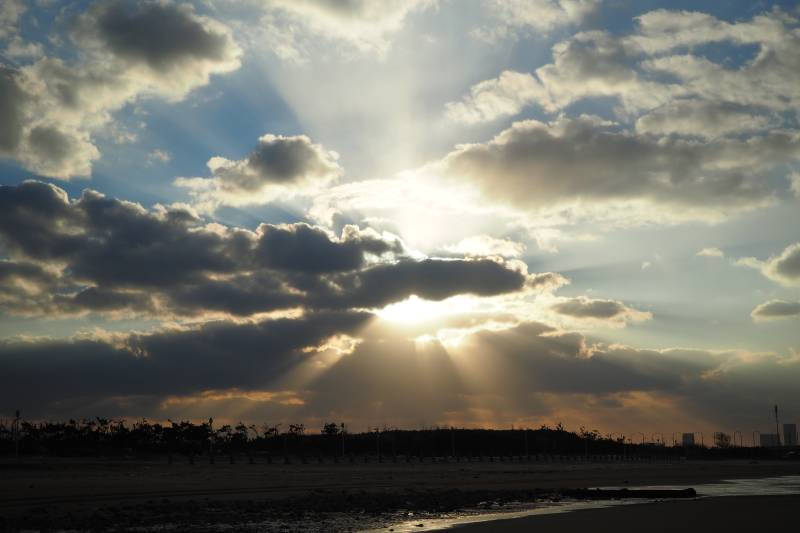 夕阳穿过云层照耀大地图片