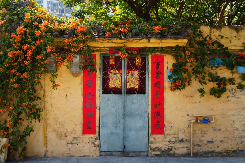 古老门扉春联迎新图片