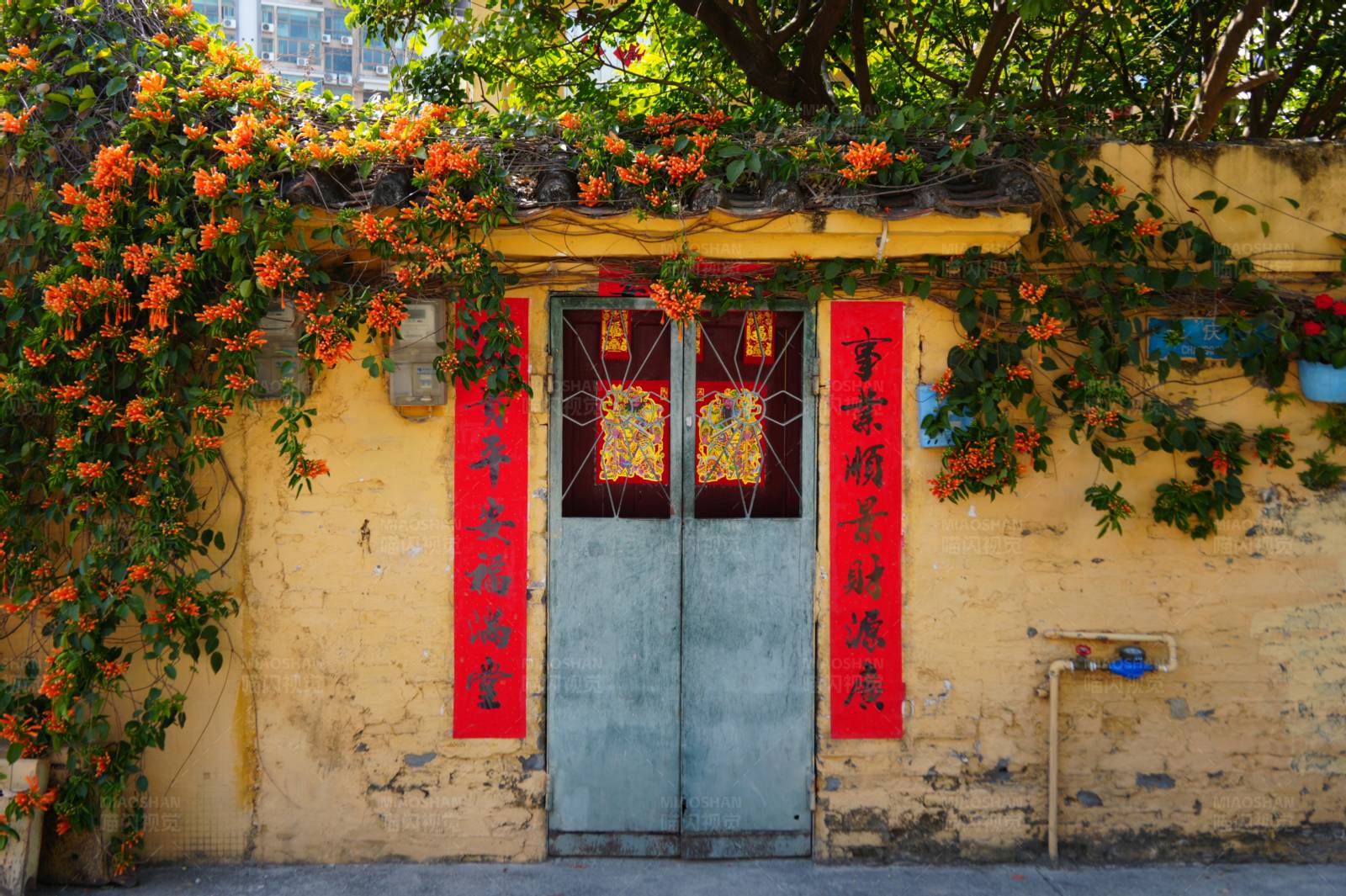 古老门扉春联迎新图片