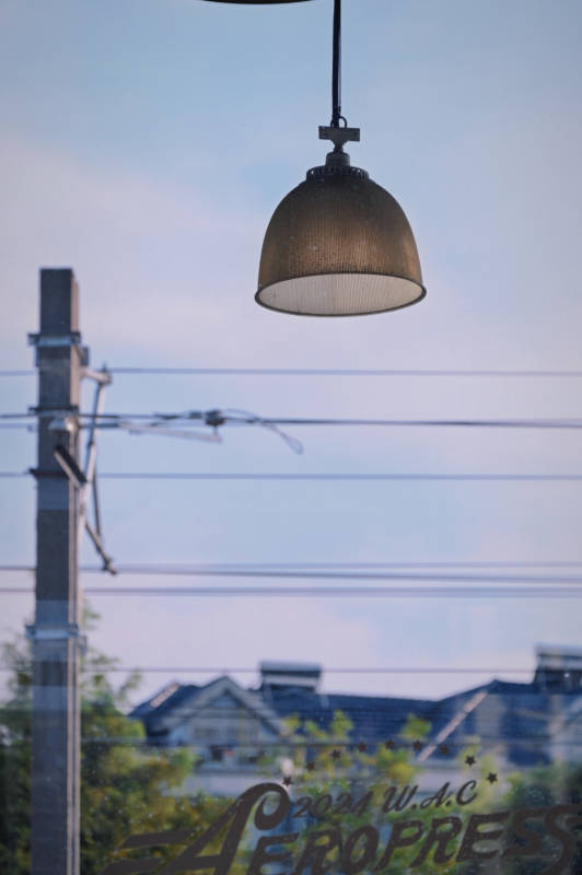 悬挂的灯与远处的电线杆图片