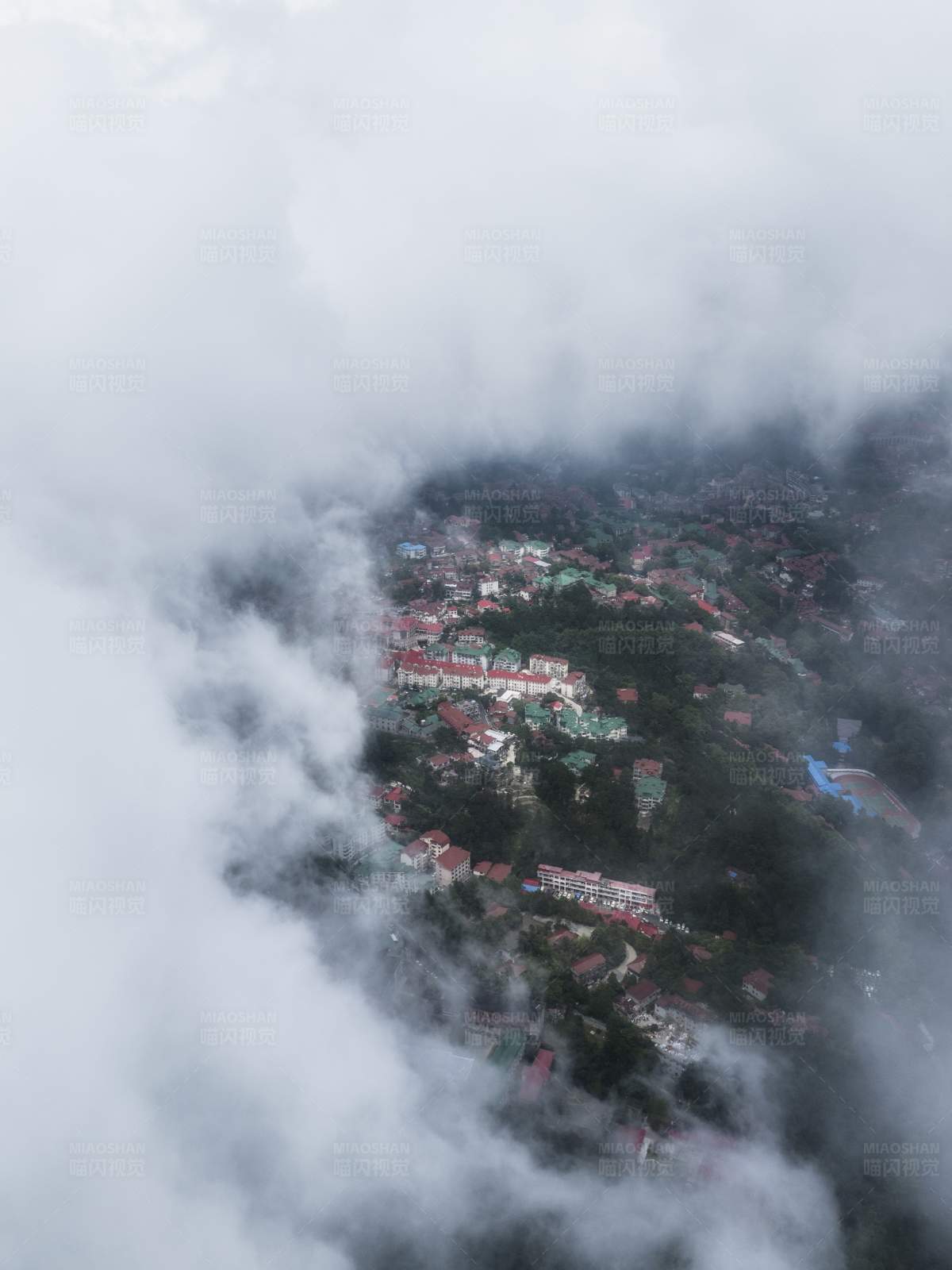 云端俯瞰山城图片