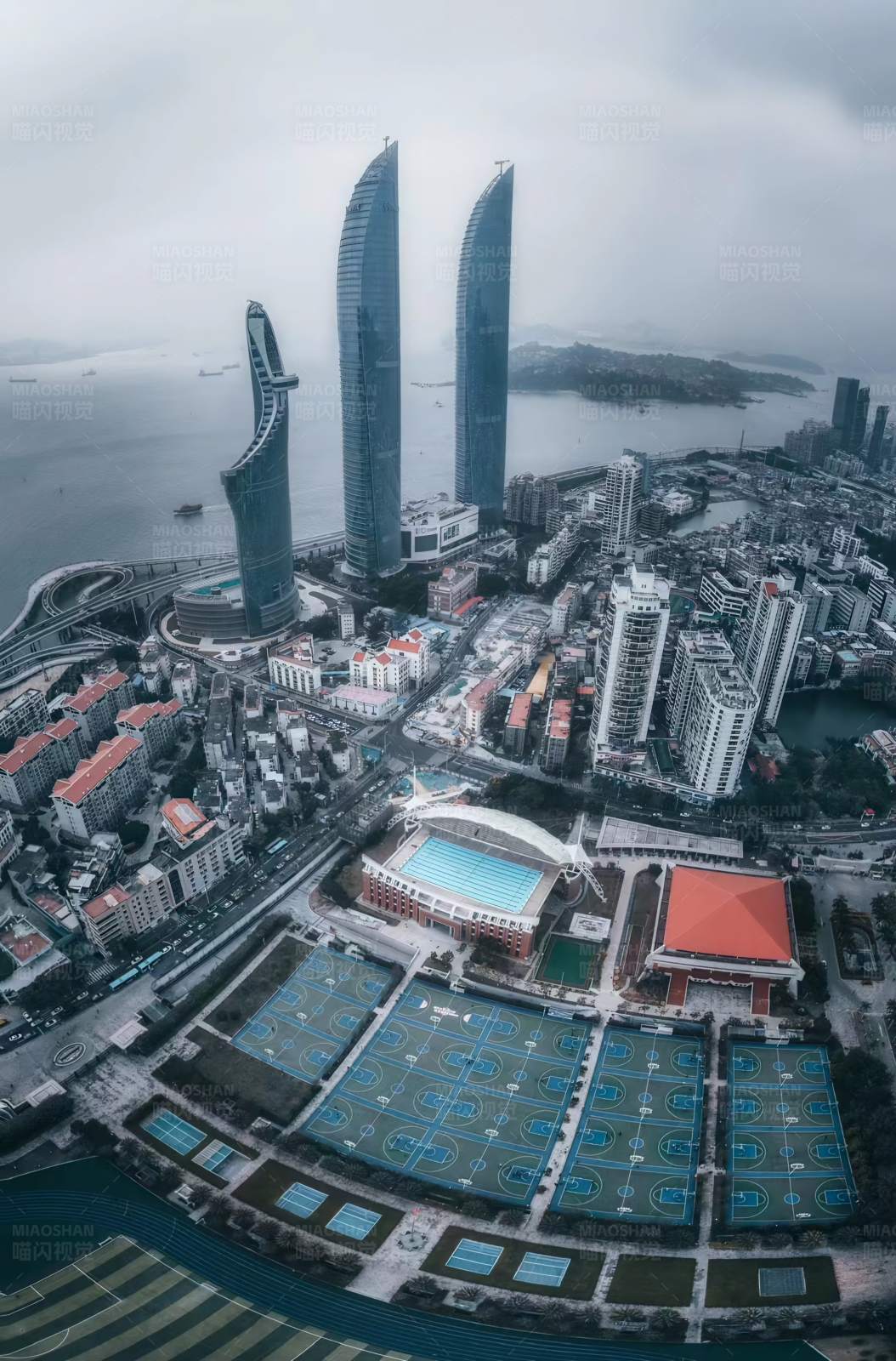 厦门双子塔与城市景观图片