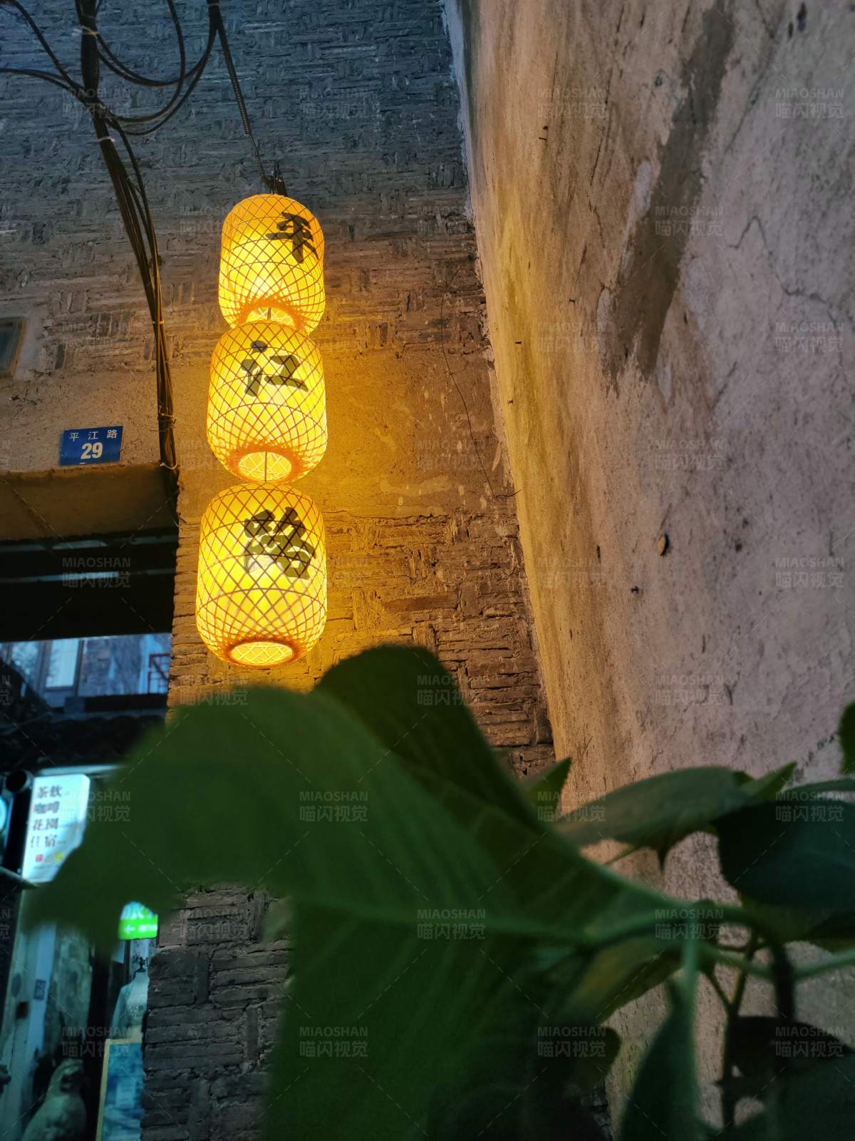 巷弄深处的温暖灯笼图片