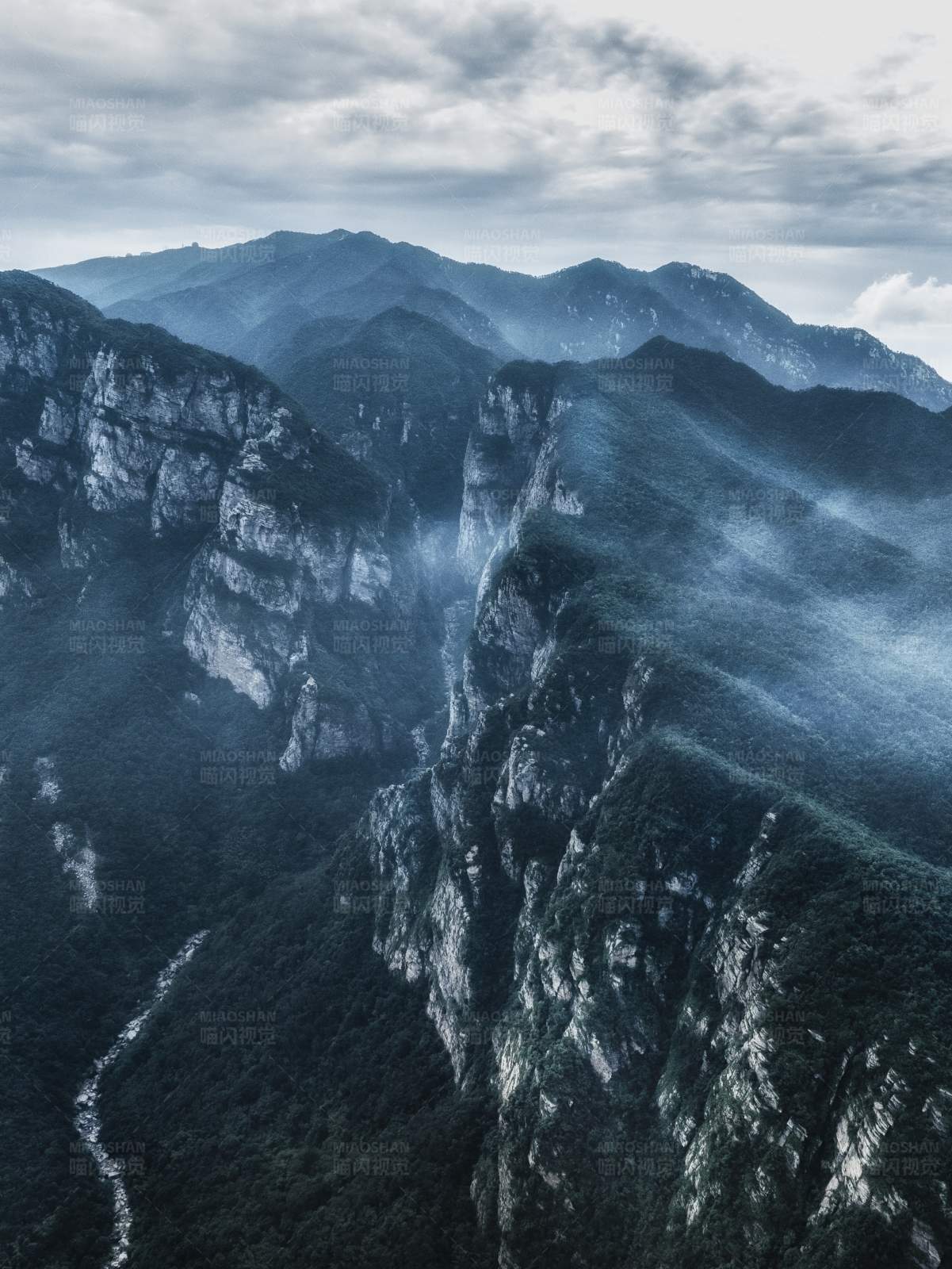 云雾缭绕的山川图片