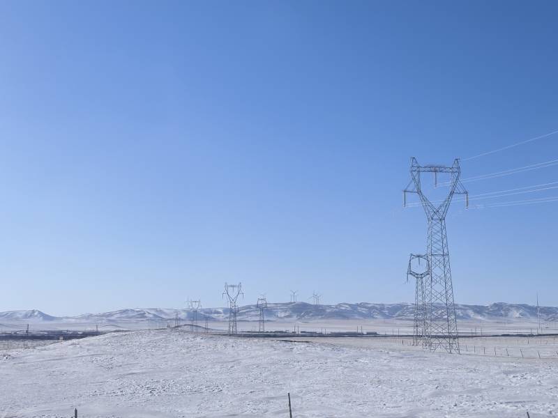 雪原上的输电铁塔图片