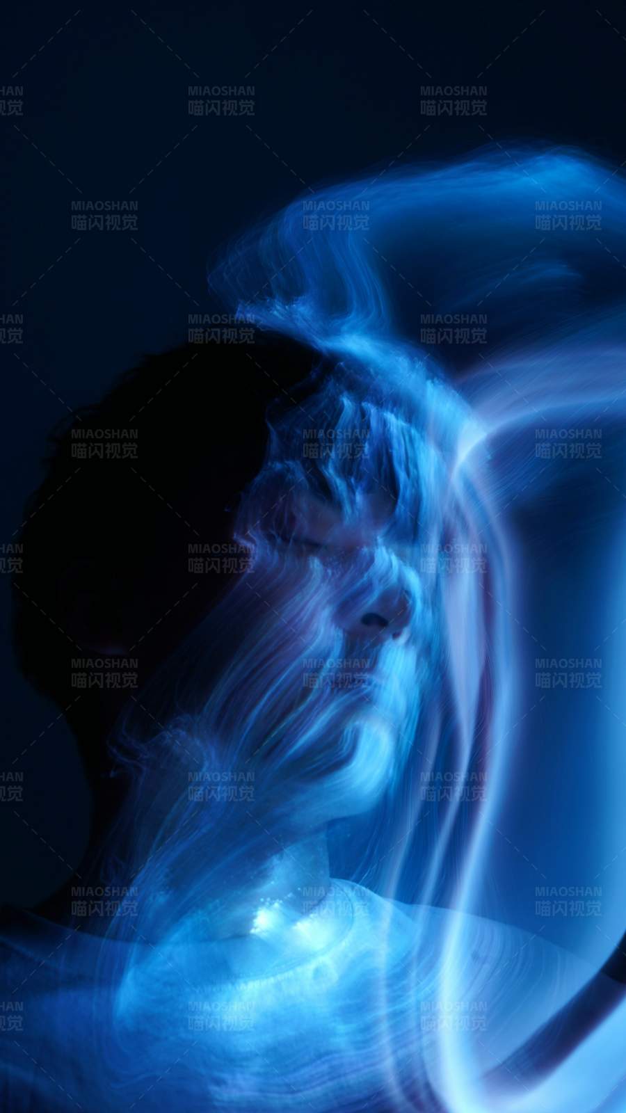 蓝色光影中的神秘人图片