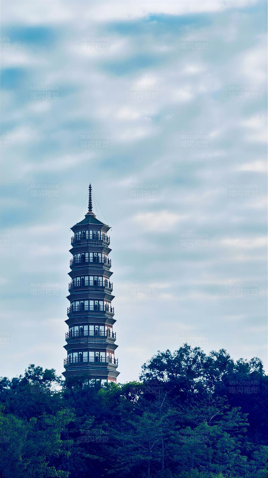 琶洲塔耸立云天图片