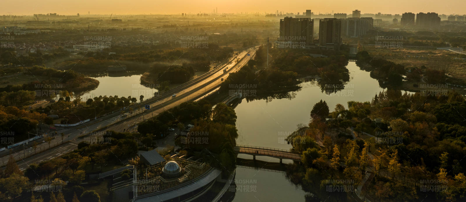 城市夕阳下的河景图片