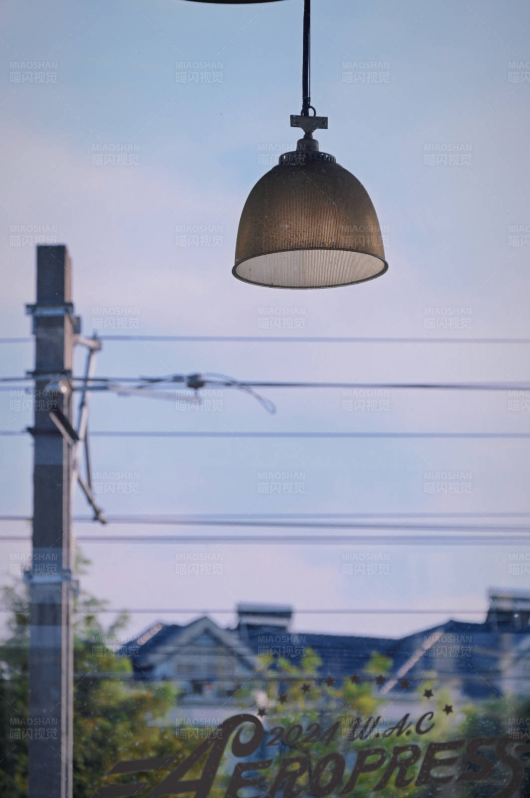 悬挂的灯与远处的电线杆图片