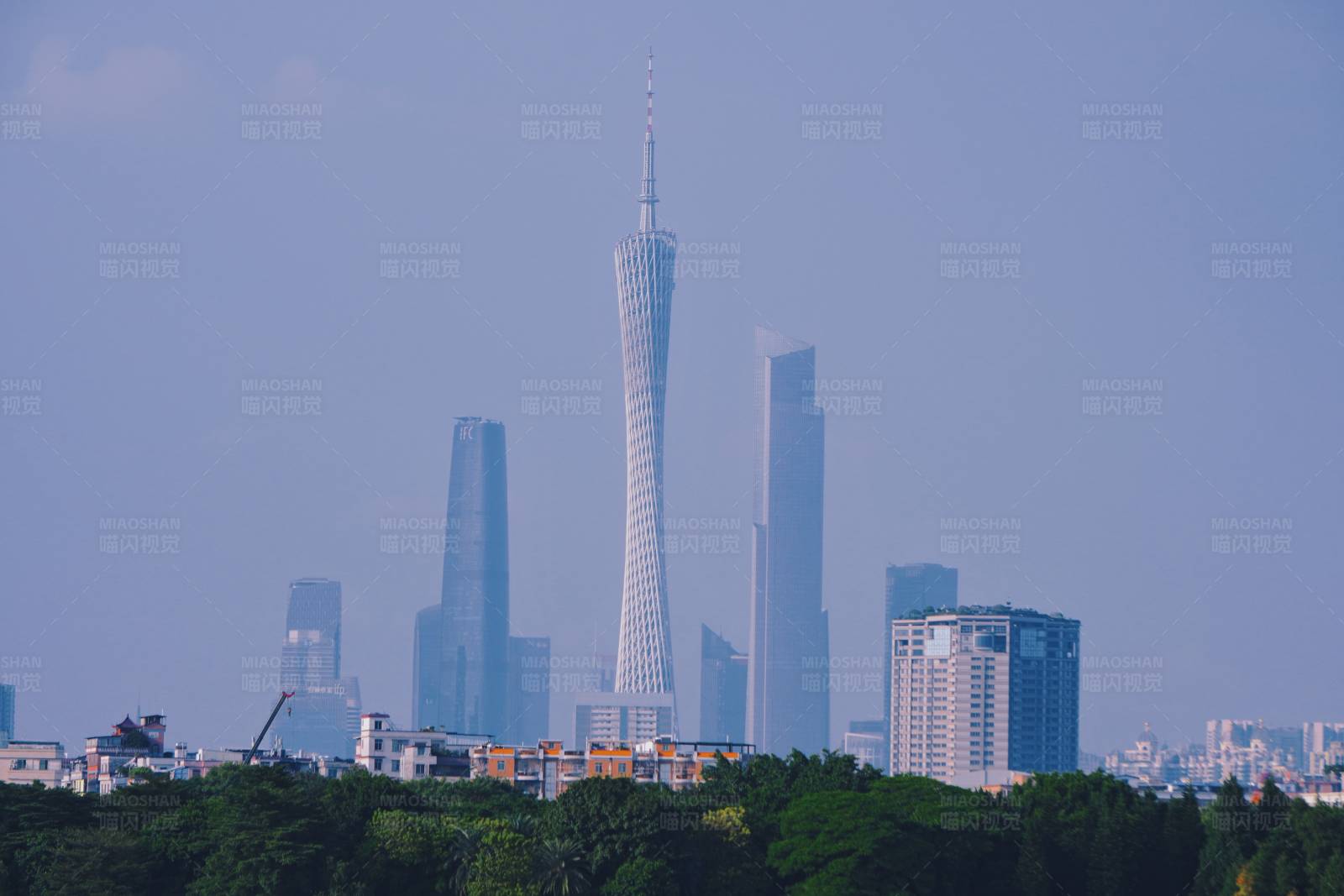 广州塔与城市天际线图片