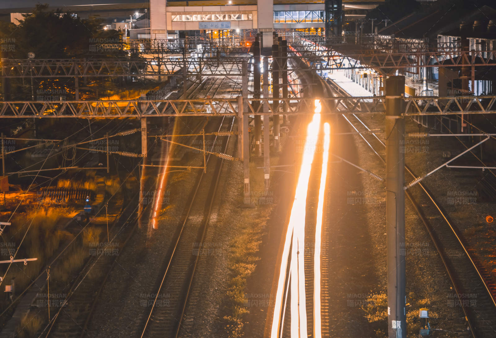 夜行列车的光芒轨迹图片